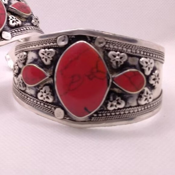 Single Coral Stone Cuff Bracelet: Vintage Afghan Kuchi Boho Jewelry - Picture 5 of 5
